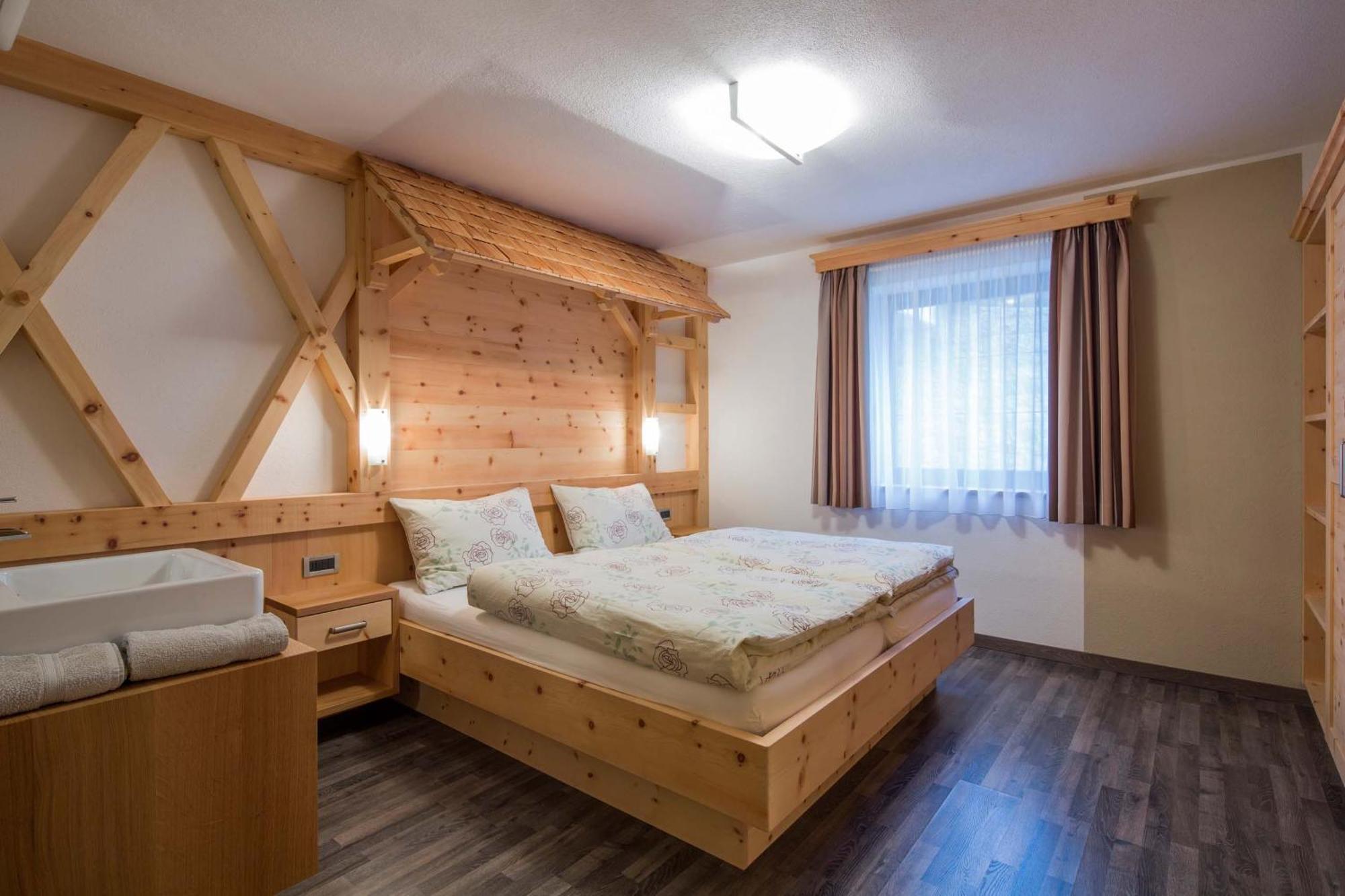 Alpin Apartments Colfosco Oda fotoğraf