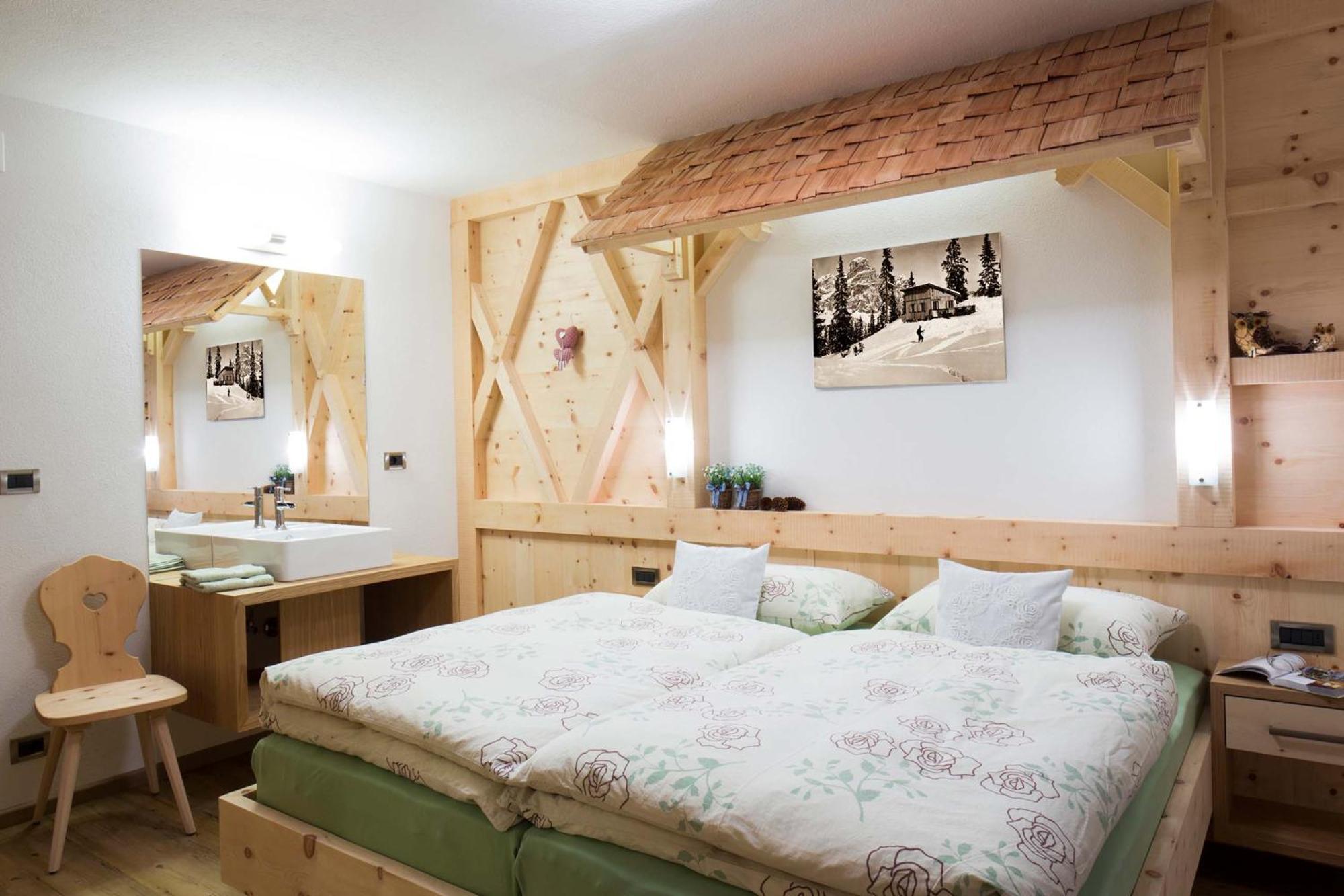 Alpin Apartments Colfosco Oda fotoğraf