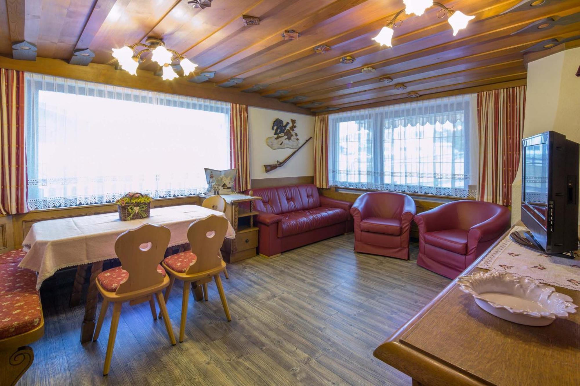 Alpin Apartments Colfosco Oda fotoğraf