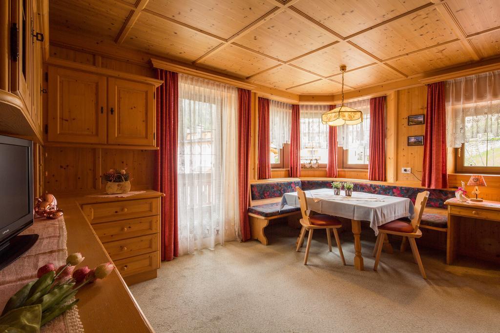 Alpin Apartments Colfosco Oda fotoğraf