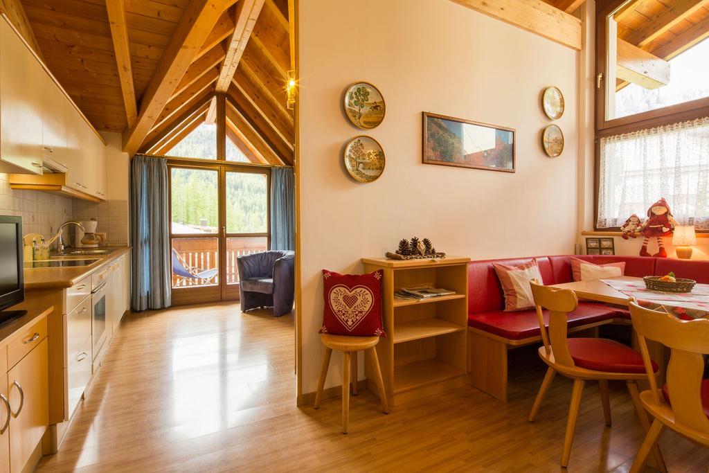 Alpin Apartments Colfosco Oda fotoğraf