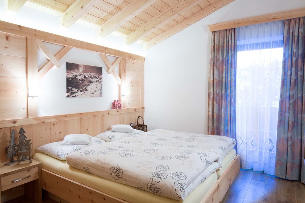 Alpin Apartments Colfosco Oda fotoğraf